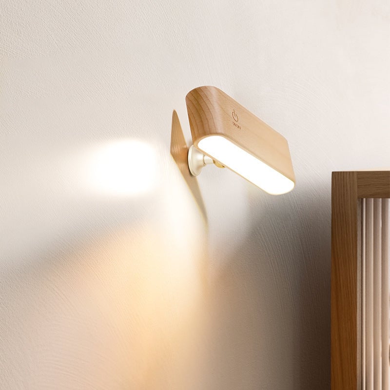 Skrivebordslampe i massivt tre med magnetisk lading