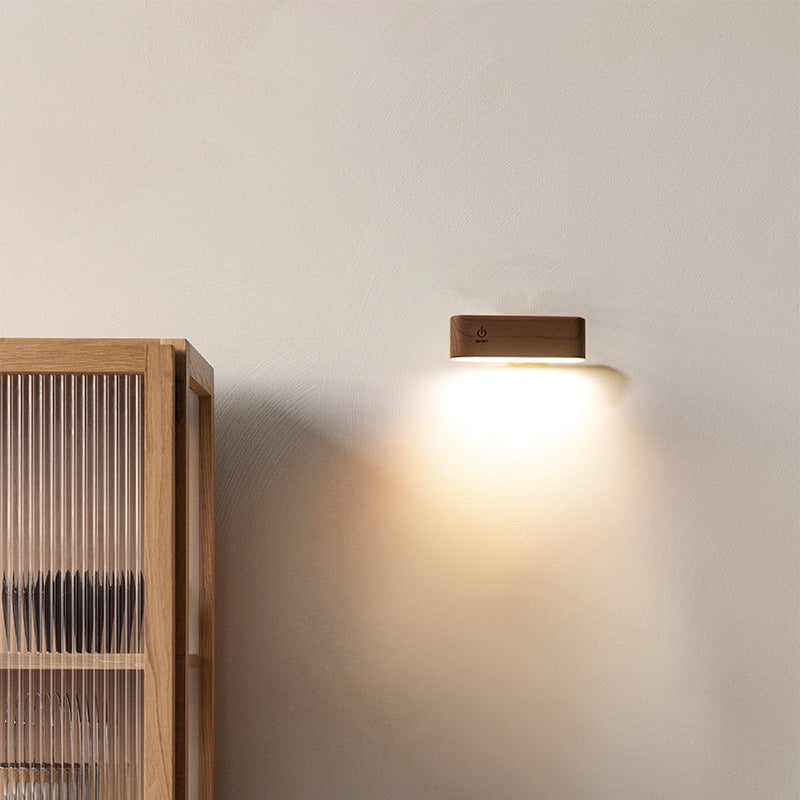 Skrivebordslampe i massivt tre med magnetisk lading