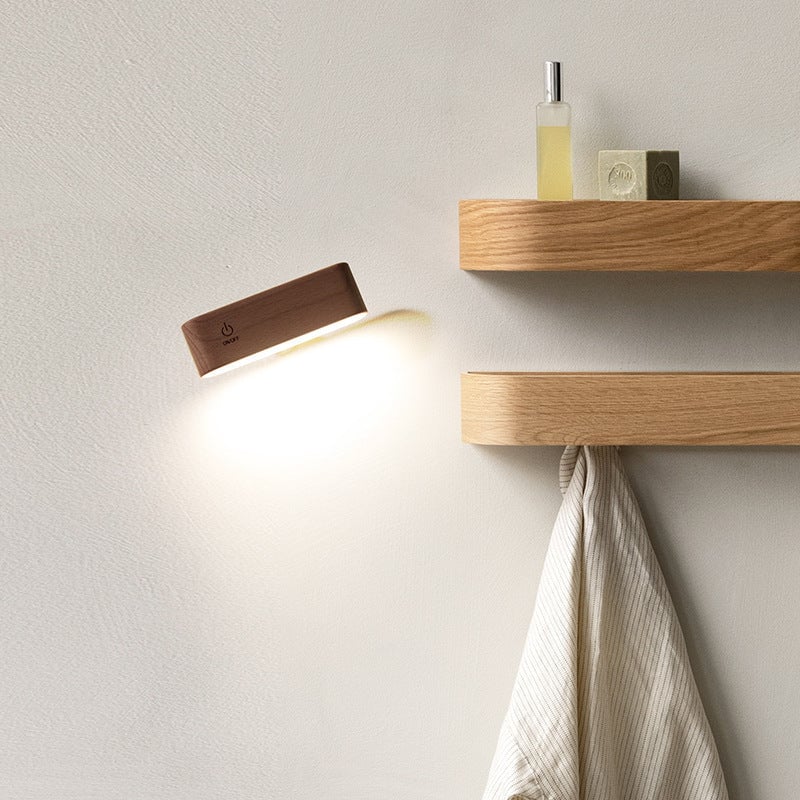Skrivebordslampe i massivt tre med magnetisk lading