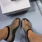 Sandali brillanti alla moda 