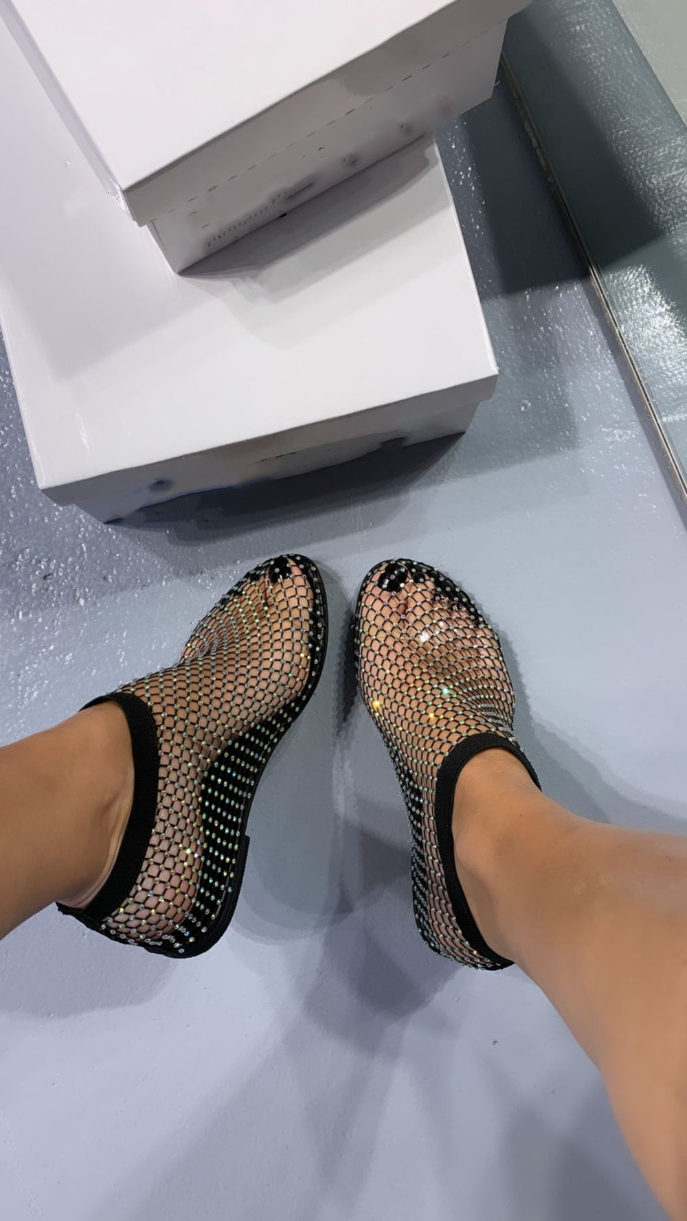 Sandali brillanti alla moda 